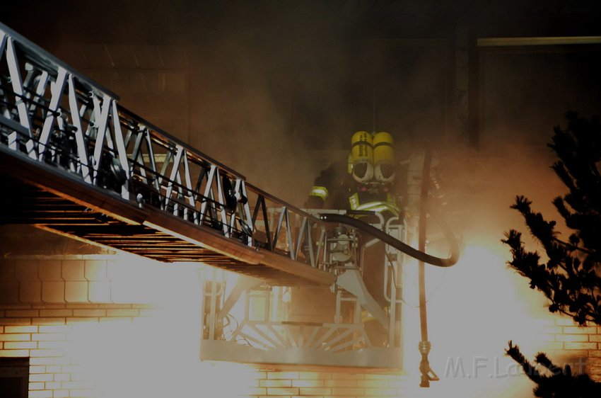 Feuer 4 Koeln Immendorf Giesdorfer Allee P198.JPG